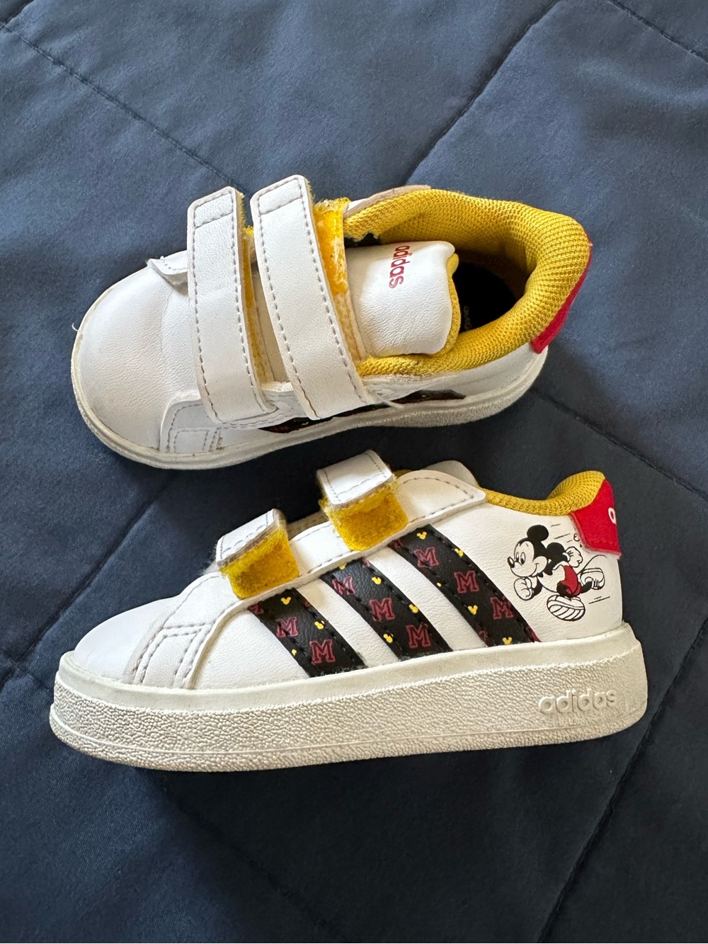 Adidas Disney Mickey Mouse Grand Court shoes sz 4